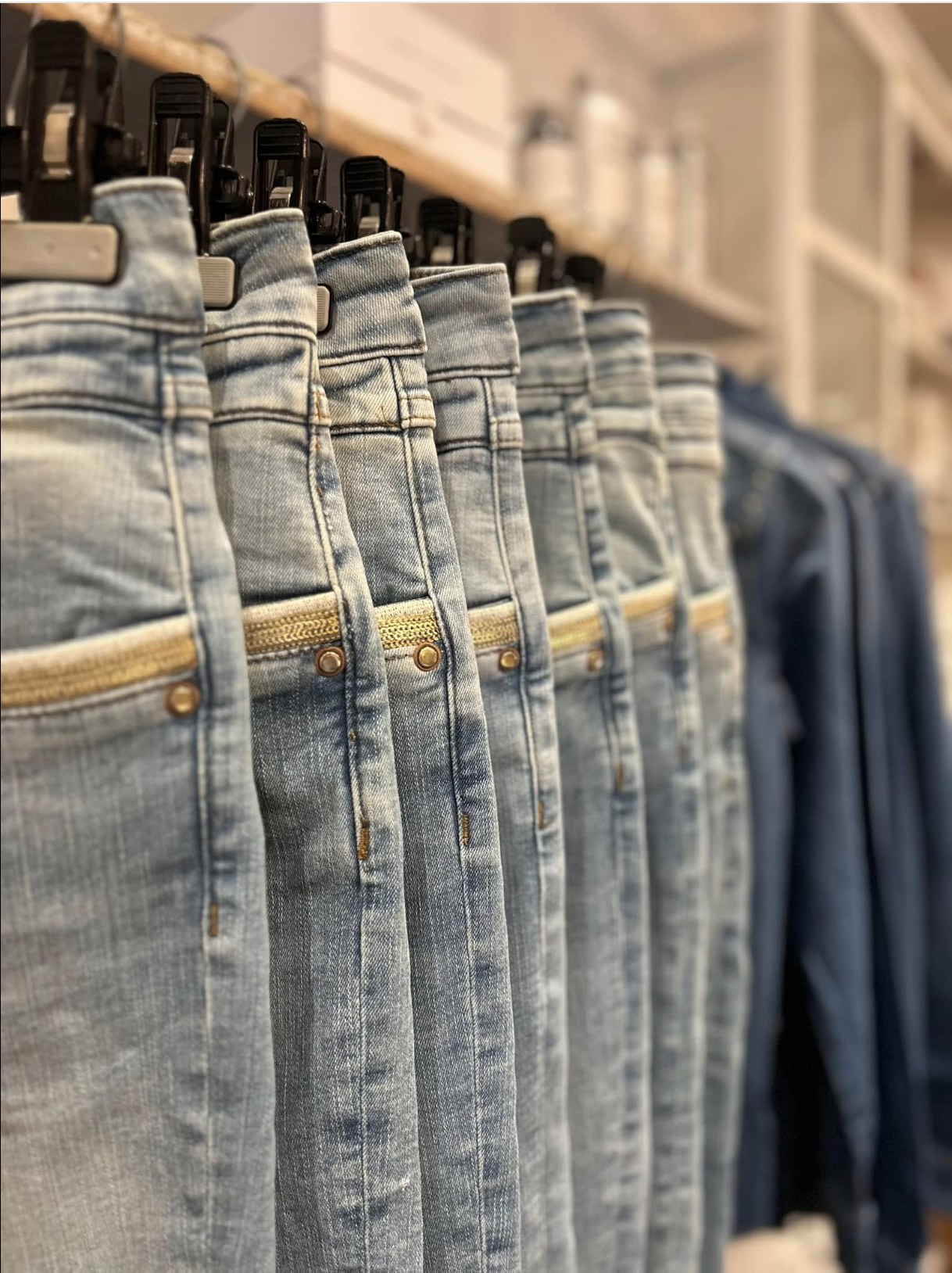 Detaljer, der skiller sig ud ✨ De nye Mos Mosh Jeans 2025 – nu hos Butik Ofelia